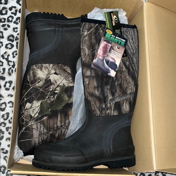 Men's Mossy Oak All Weather Muck Boots - Picture 10 of 12